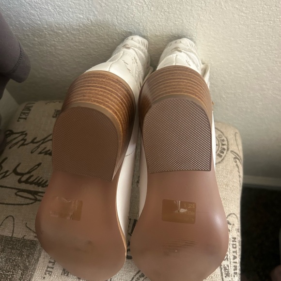 White Embroidered Western Boots - Picture 3 of 3